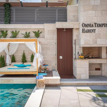 Arbanessa With Heated Pool Vakantiehuis *
