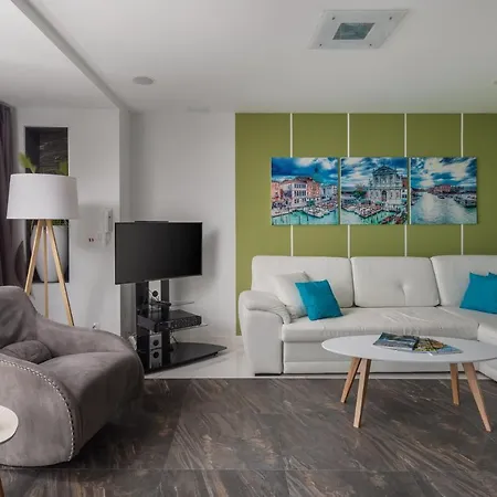 Arbanessa With Heated Pool Τρογκίρ