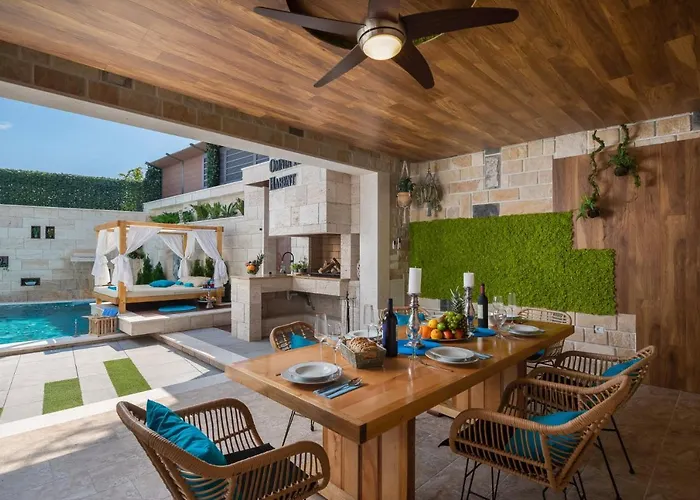 Vakantiehuis Arbanessa With Heated Pool Trogir