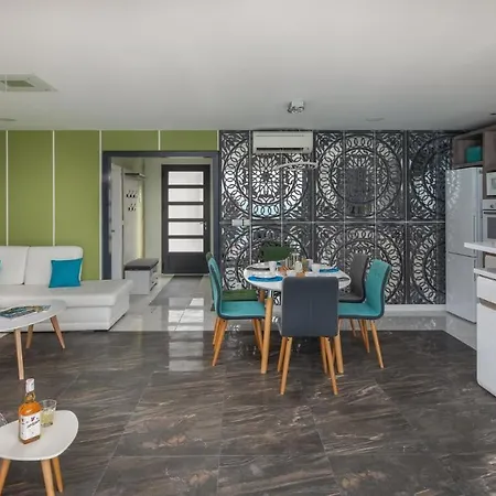 Arbanessa With Heated Pool Nyaraló Trogir