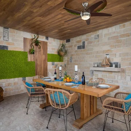 Arbanessa With Heated Pool Casa vacanze Traù