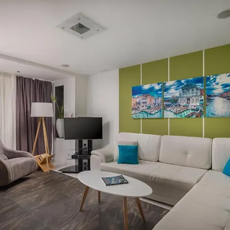 Casa de Férias Arbanessa With Heated Pool Trogir